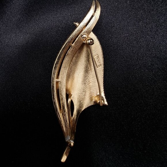 Vintage TRIFARI Signed 1960s Gold-Tone Leaf Brooch Elegant Textured Design - Picture 4 of 5